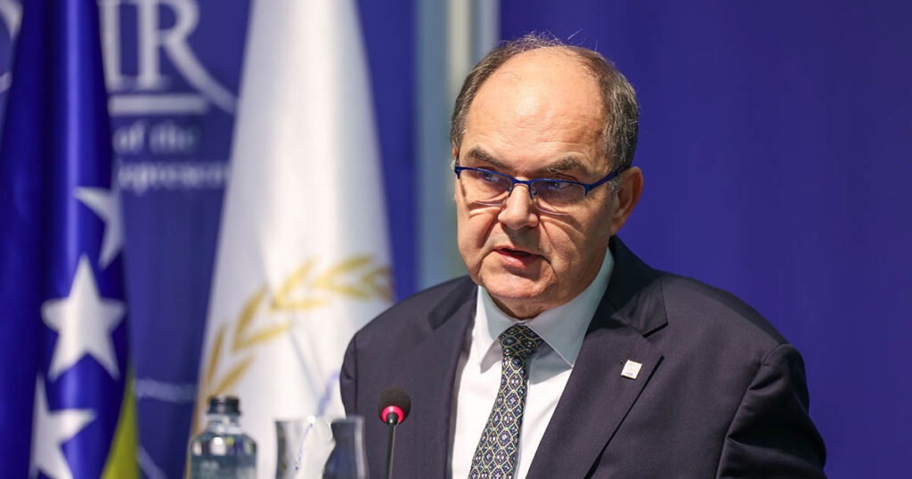 Schmidt priznao da je američki pritisak utjecao na njegovu ostavku