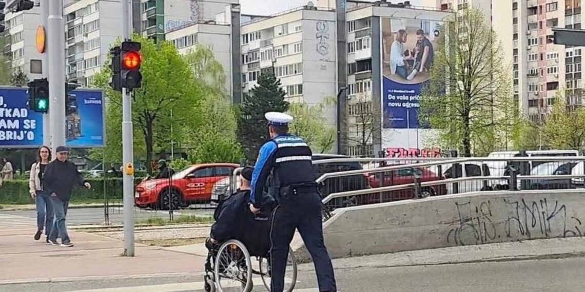 Fotografija iz Sarajeva dirnula regiju: policajac pomogao osobi s invaliditetom