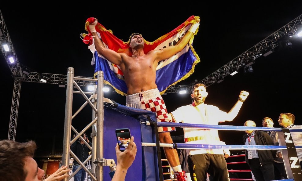 Kakav brutalni Hrgović! Britanac pregažen u 3. rundi