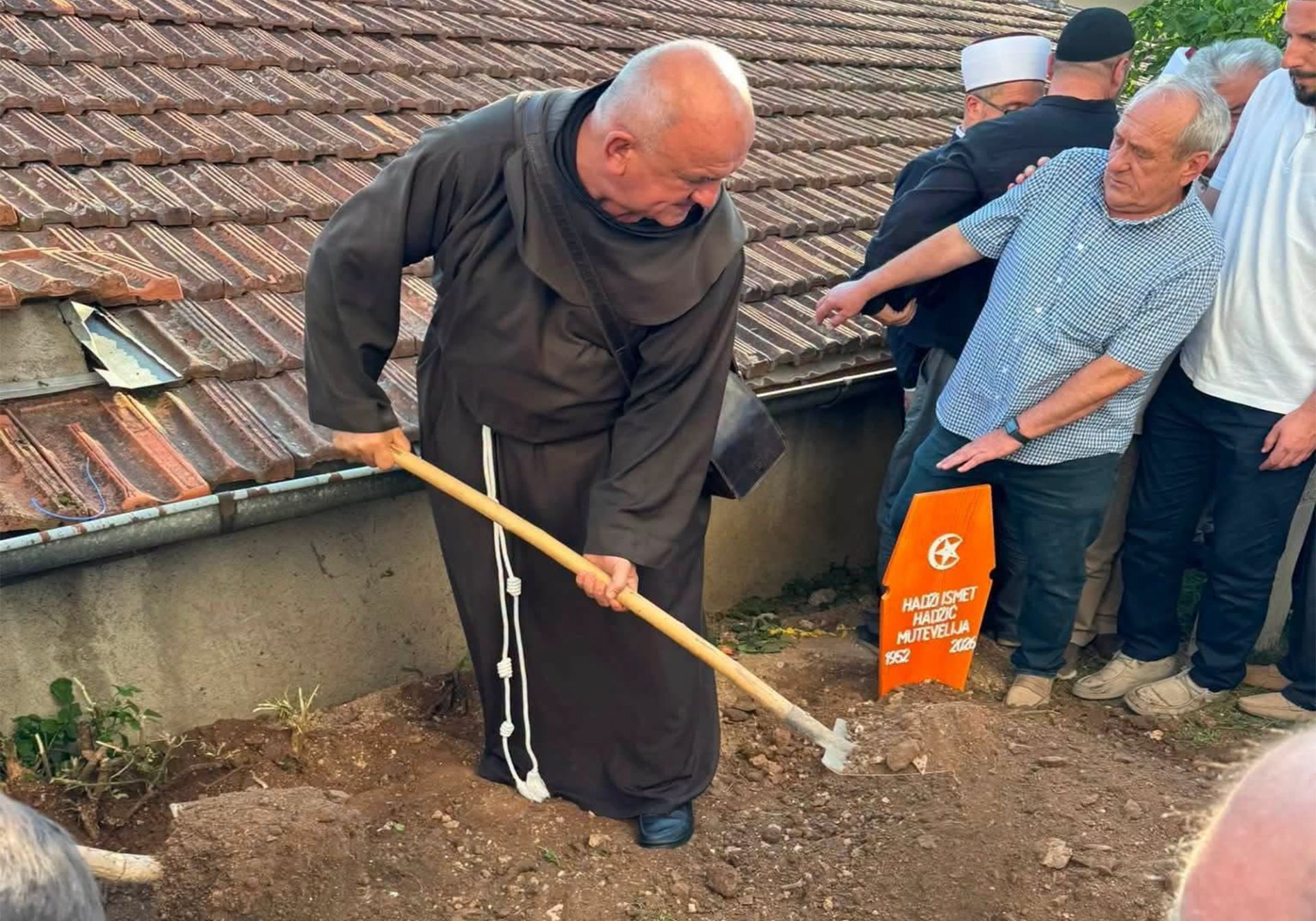 Fra Mirko Majdančić na sahrani generala Armije BiH