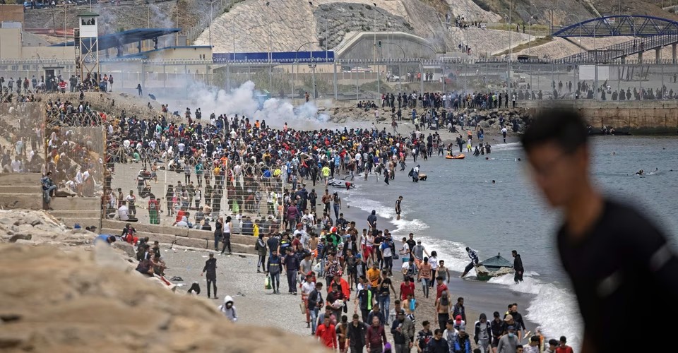 Tisuće migranata ušle u Ceutu, vlasti traže proglašenje izvanrednog stanja