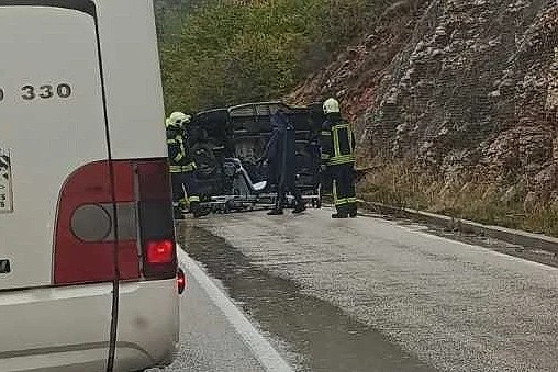 Prevrnuo se ambulantni automobil kod Šujice, više osoba ozlijeđeno