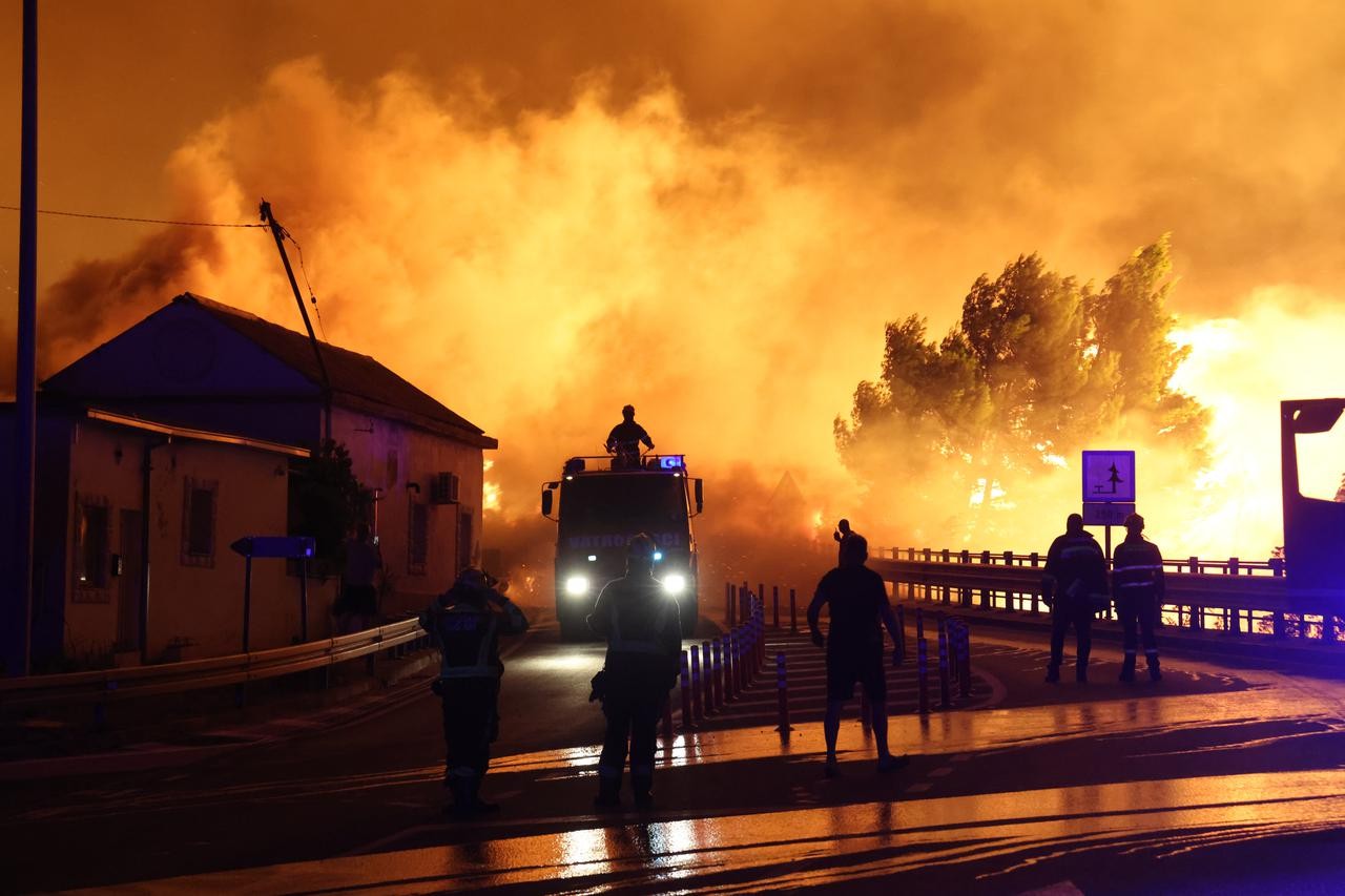 Požar koji je izbio u Lokvi Rogoznici i dalje gori, proširio se na Omiš