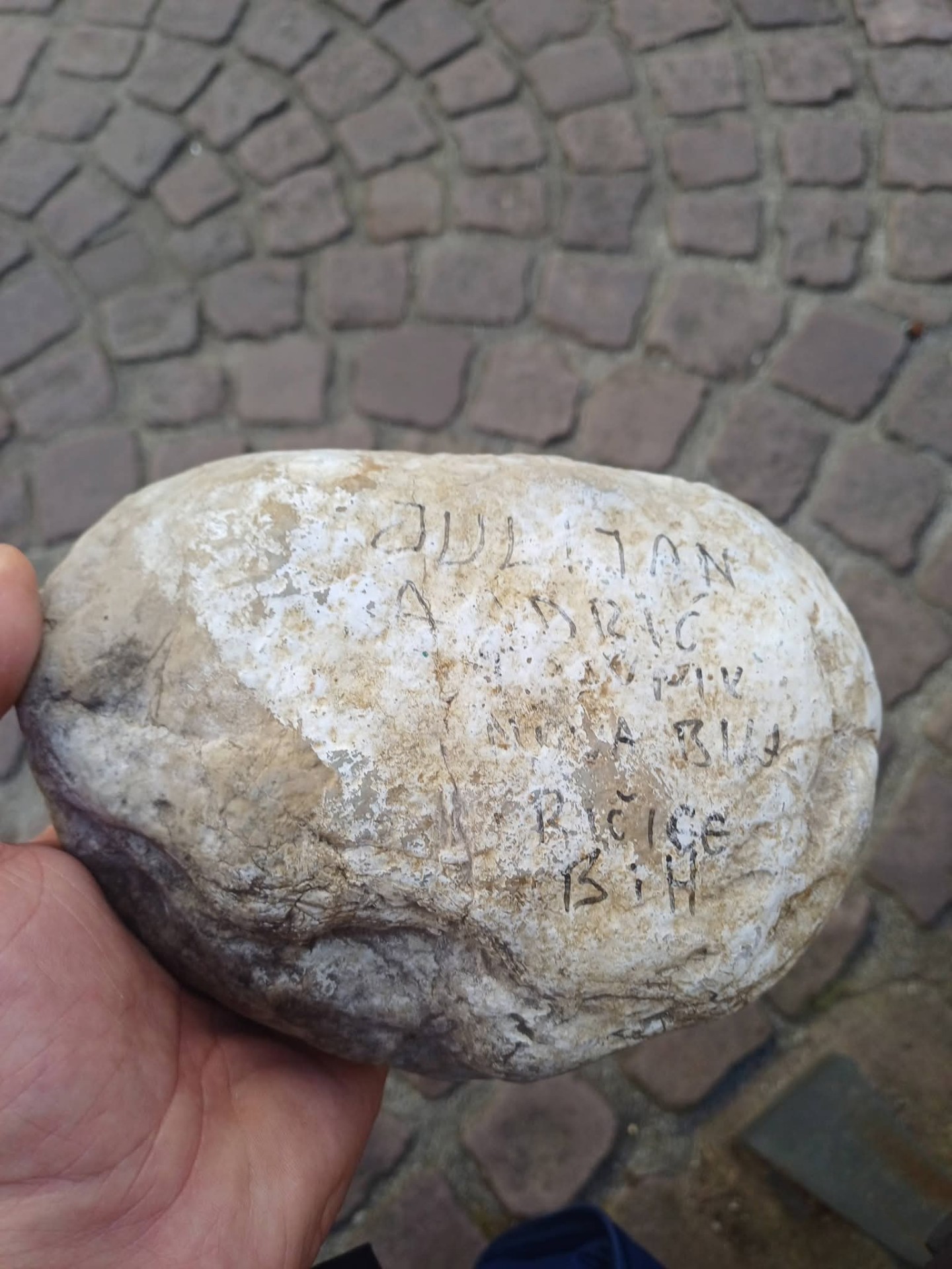 Običaj nalaže da hodočasnik ponese kamen iz mjesta rođenja