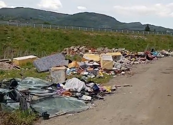 Gomile smeća uz cestu – slika našeg nemara!
