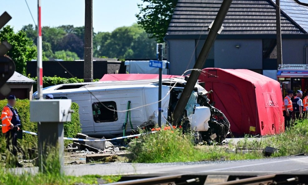 Stravična nesreća u Belgiji: Vlak udario školski minibus, među poginulima i djeca
