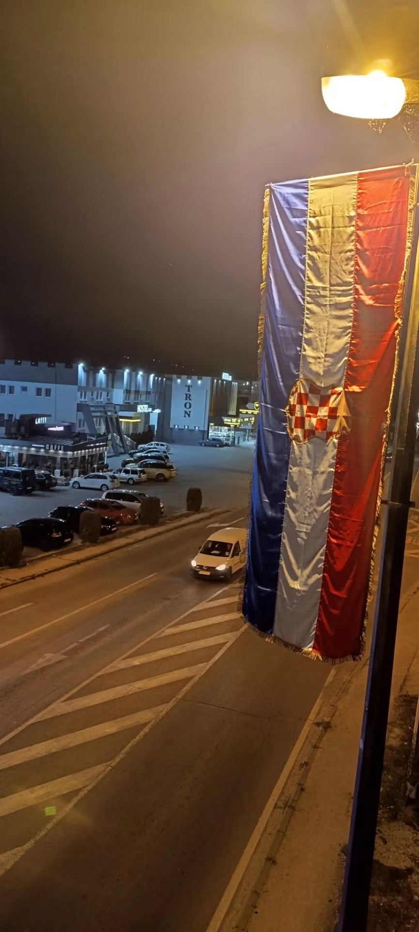 "Rat zastavama” u Središnjoj Bosni: Nakon Putićeva, Općina Travnik naredila hitno micanje svih obilježja!