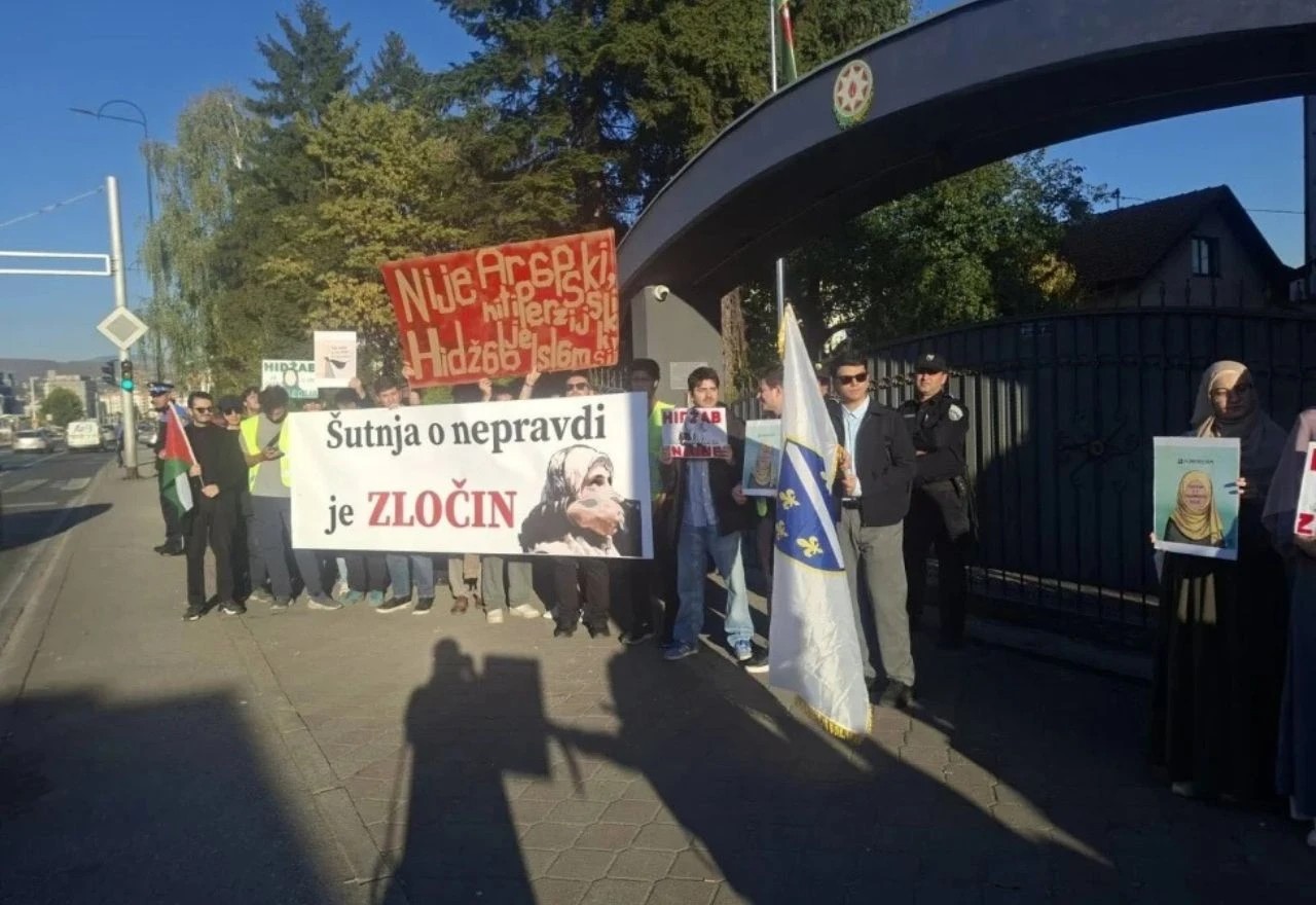 Prosvjed u Sarajevu zbog hidžaba u Azerbajdžanu: a što je s našim problemima?