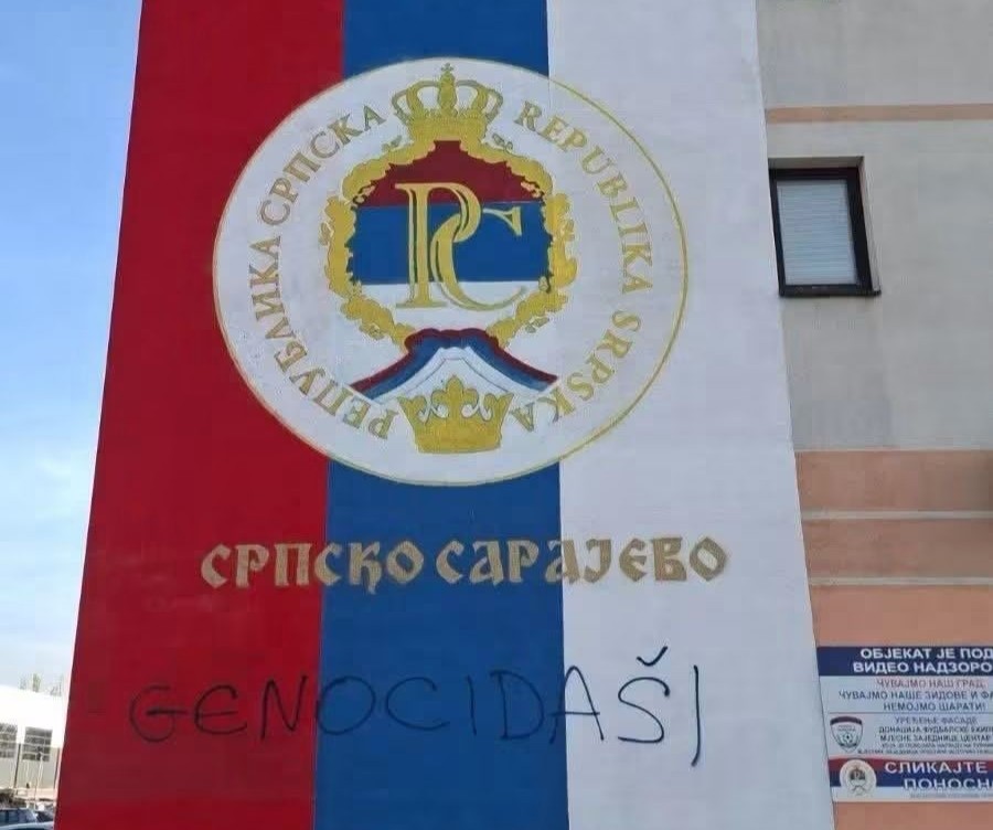 Na trobojnici u Istočnom Sarajevu osvanuo natpis „genocidaši“