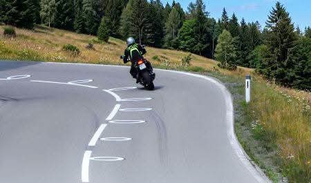 Bijeli krugovi na cesti: Čemu služe i kako spašavaju motocikliste?