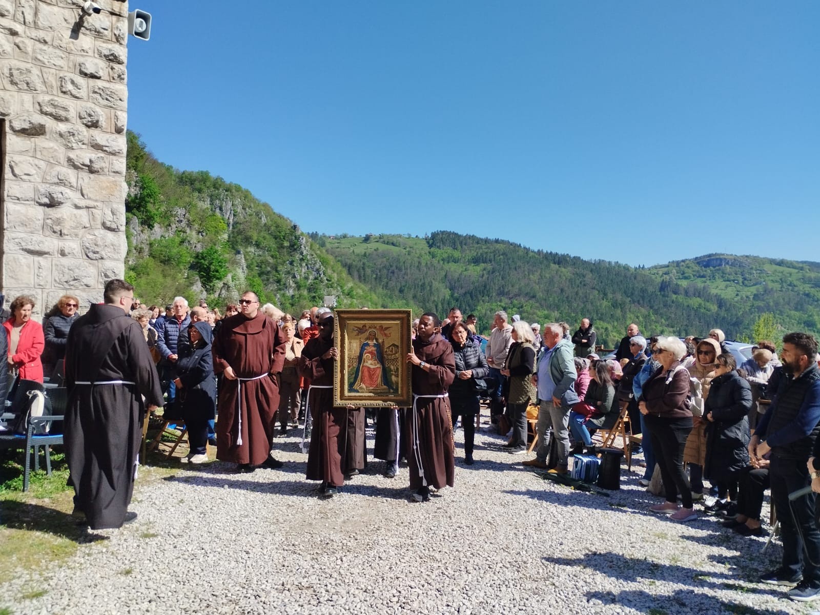 Duhovna obnova u najstarijem svetištu: Tisuće hodočasnika i vrh bosanske Crkve kod Gospe Olovske (FOTO)