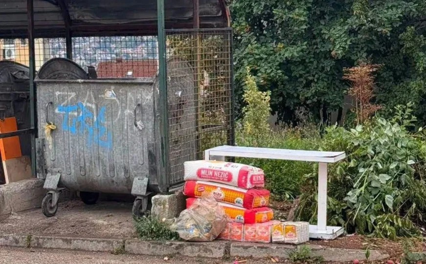 Brašno bačeno pored kontejnera u Sarajevu