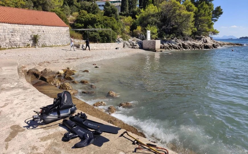 Izlila se kanalizacija u Orebiću, more uz obalu poprimilo smeđu boju