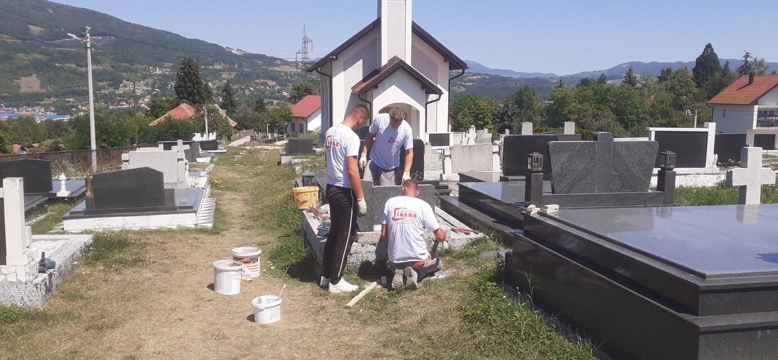 Gesta koja vraća vjeru u suživot: Kamenorezac iz Viteza besplatno obnovio oštećene spomenike katoličkog groblja Slimena