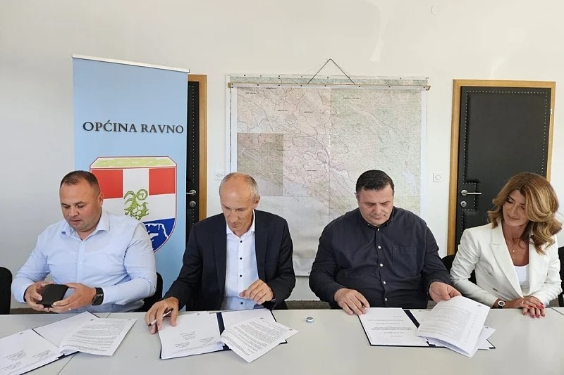 Potpisan ugovor vrijedan 43 milijuna KM za izgradnju dionice Hutovo – Ravno