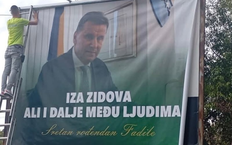 Bilbord sa rođendanskom porukom za Fadila Novalića