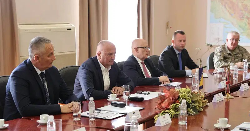 Helezov šef kabineta Salko Beba uzeo 24.000 KM otpremnine pa nastavio raditi!