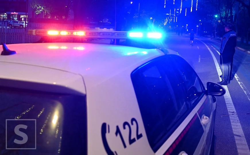 Zenica: automobil bez vozača se zaletio u pješake, ozlijeđene dvije žene i dvoje djece