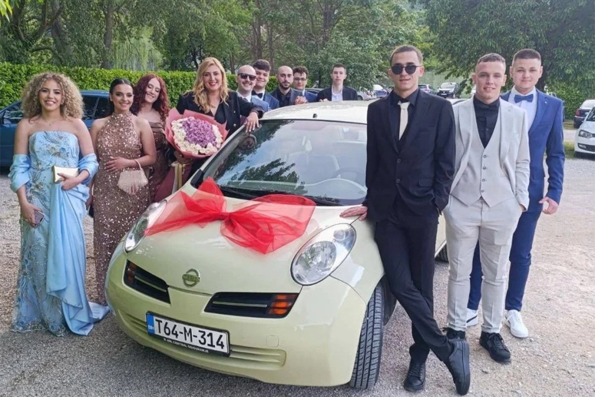Generacija za pamćenje: Maturanti potajno restaurirali auto profesorice velikog srca