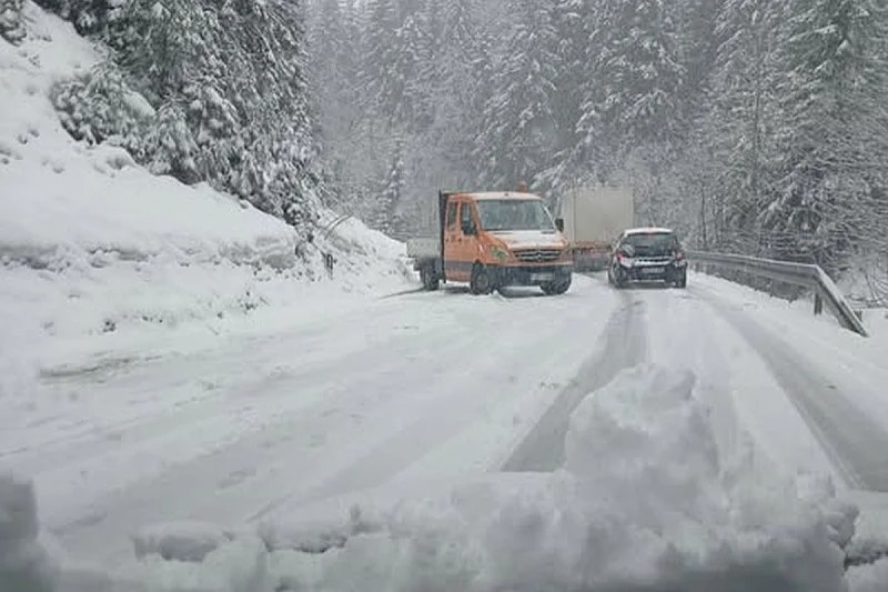 Travanj ili siječanj? Snijeg stvorio ogromne probleme na putu Pale-Jahorina