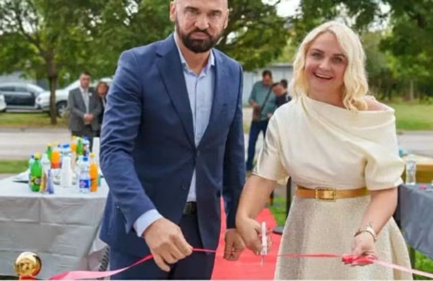 Crveni tepih preko livade: Svečano otvaranje stranačkog ureda u Lukavcu 