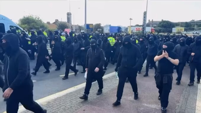Blokada u Velikoj Britaniji: Maskirani prosvjednici zaustavili promet u luci Dover