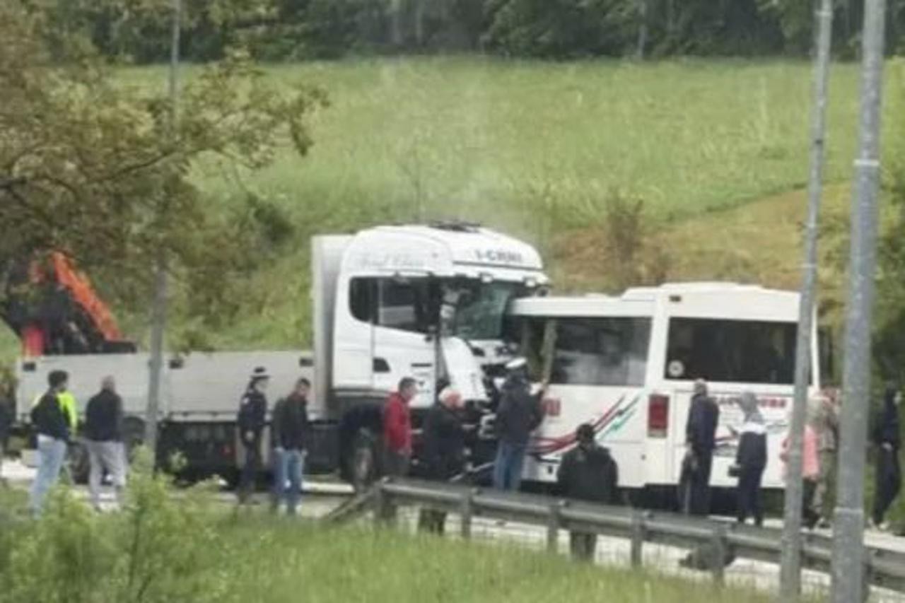 Stravična nesreća u BiH: poginuo vozač autobusa, putnici ozlijeđeni