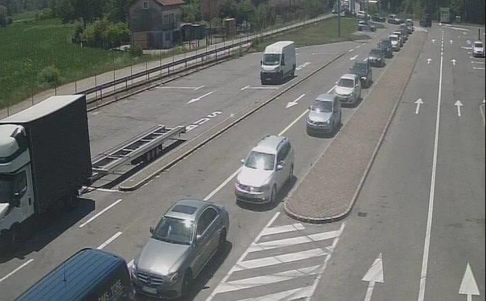 Gužve na cestama i granicama u BiH: Vozače očekuju radovi, obustave i visoke temperature