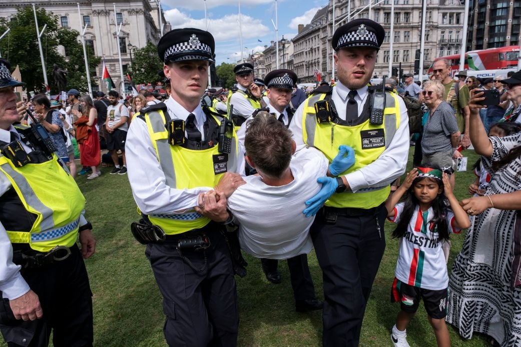 Britanska policija uhapsila gotovo 900 ljudi na protestu u znak podrške zabranjenoj grupi