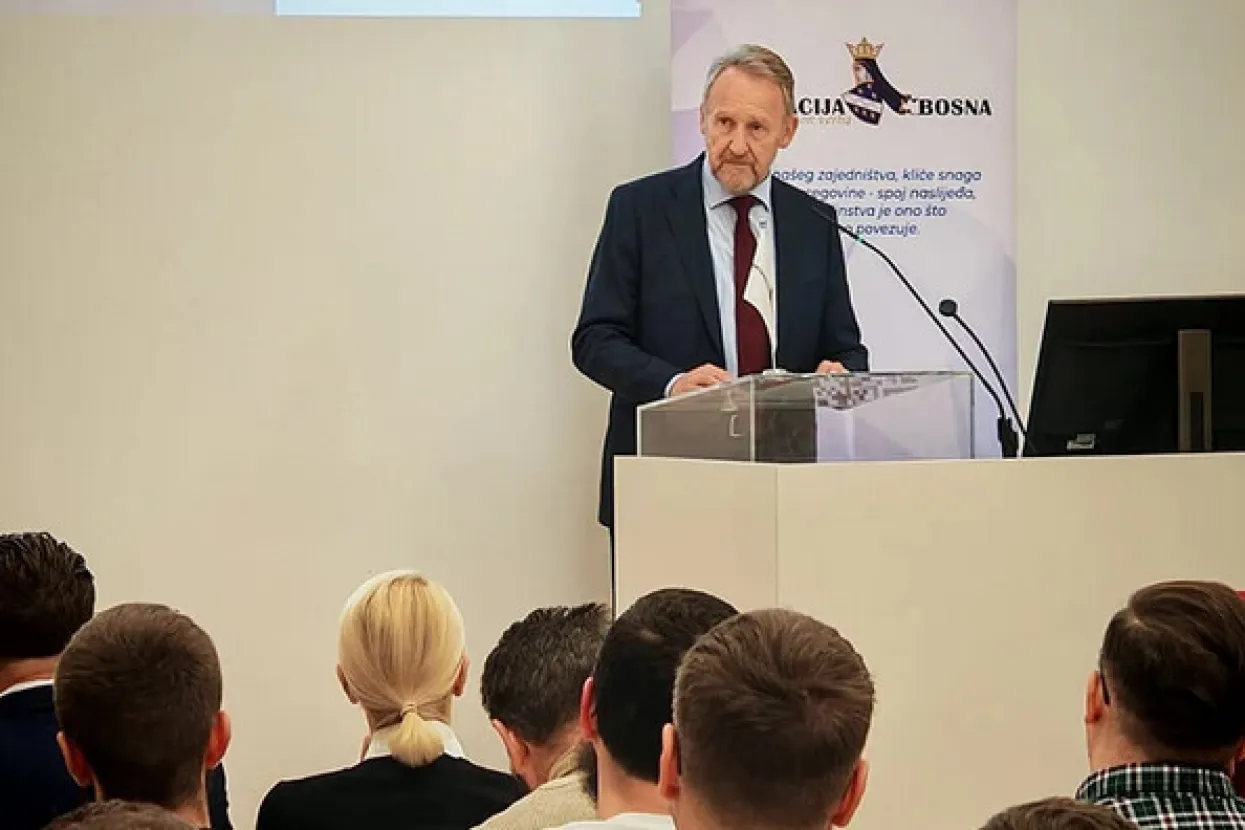 Bakir Izetbegović u Beču o Daytonskom sporazumu: Branili smo se Miloševićeve vojske, kojoj se pridružila Hrvatska vojska, dok nam je NATO prijetio bombardiranjem