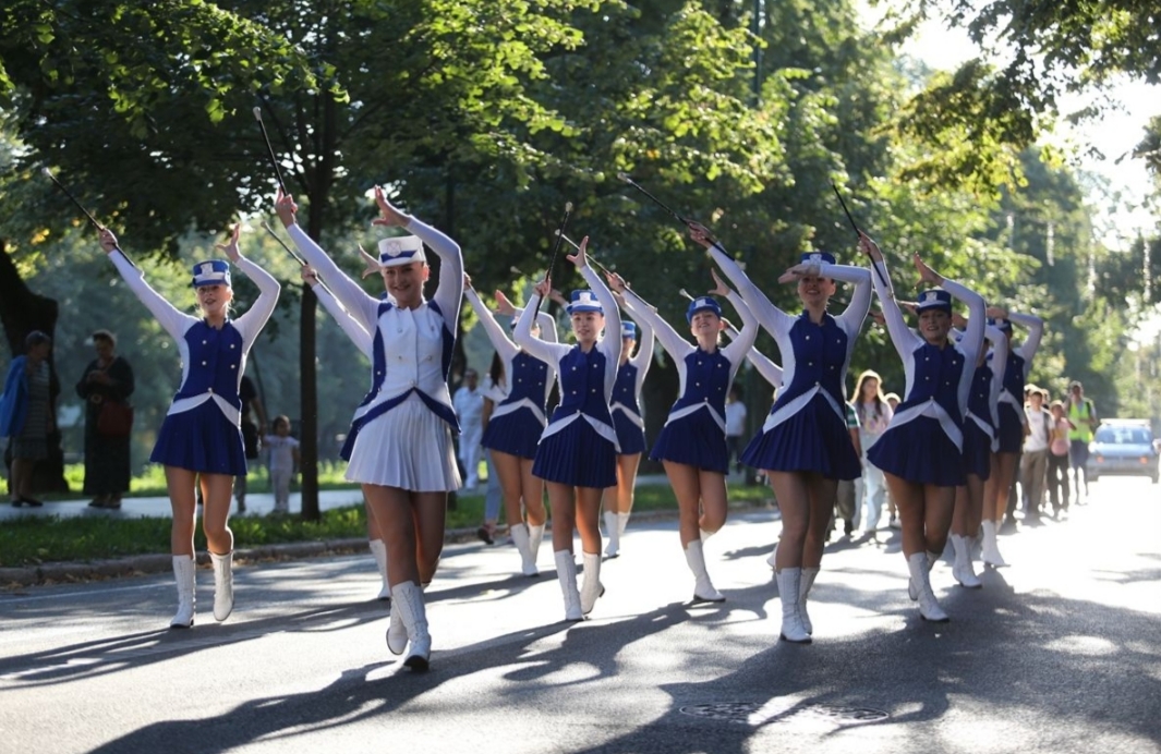 Defile mažoretkinja na Vilsonovom šetalištu otvorio ADA festvial