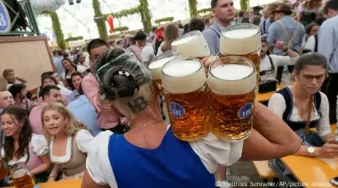 Oktoberfest 2025. započeo je tradicionalnim točenjem piva iz bačvi