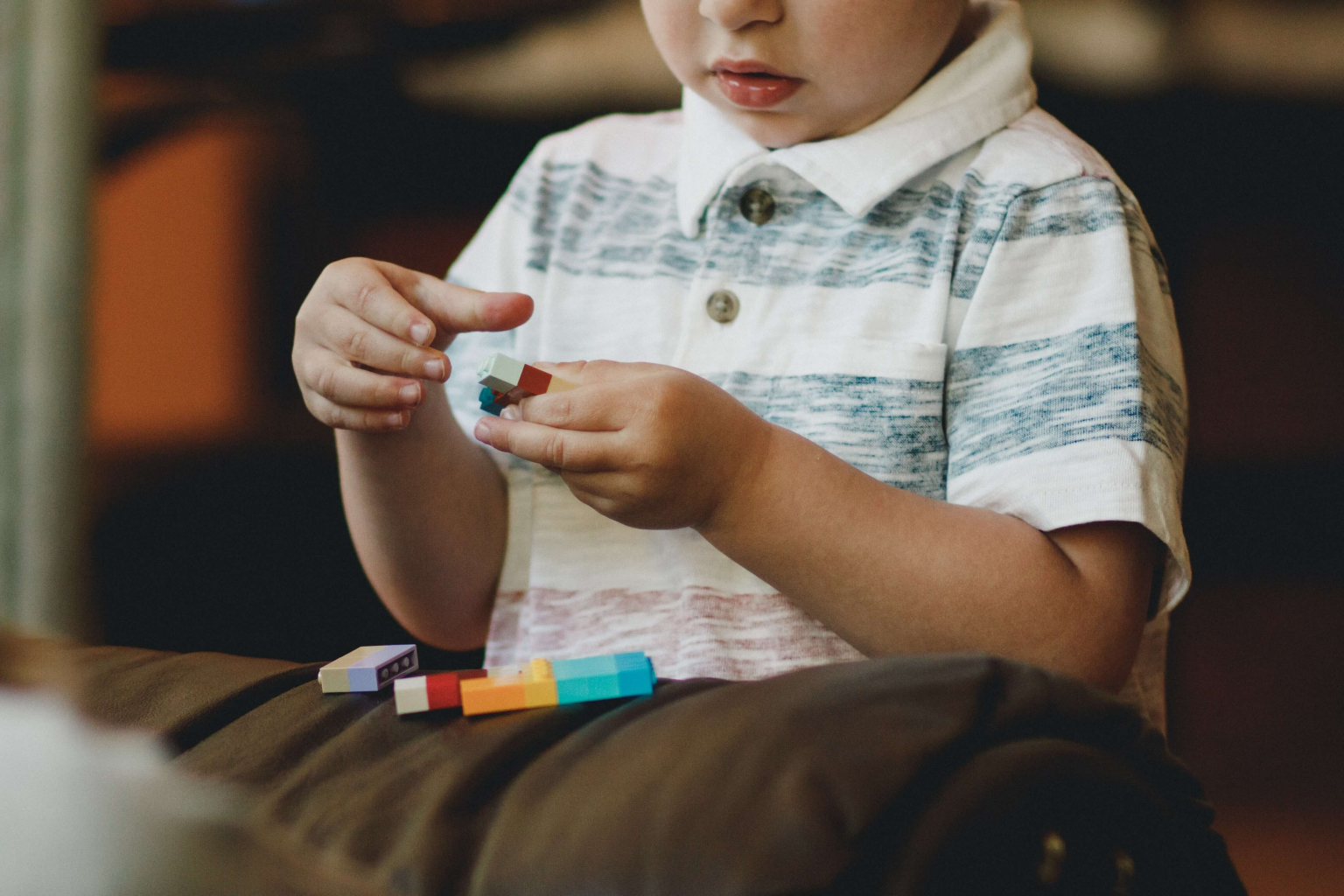 Autizam: prvi znakovi, kako ih prepoznati i kako pomoći djetetu