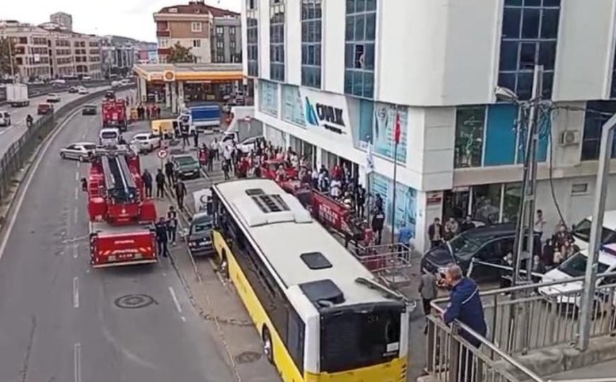 Autobus u Istanbulu udario u stanicu punu putnika, više povrijeđenih