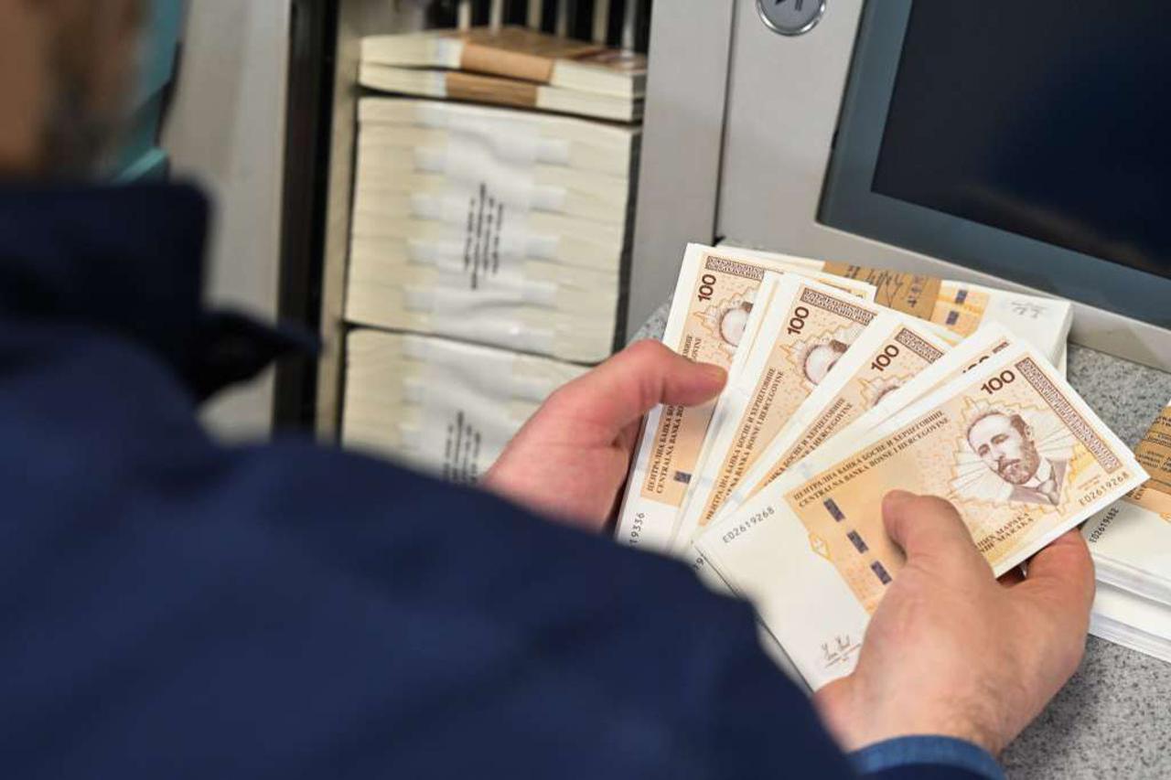Tko će sve u BiH uz plaću za studeni dobiti i 1000 KM?