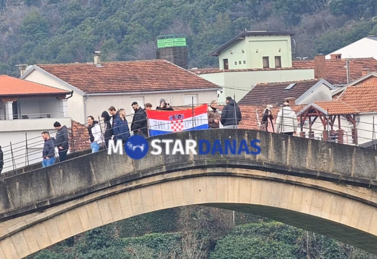 Zastava Hrvatske na Starom mostu izazvala pozornost prolaznika i turista