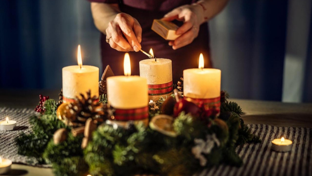 Danas palimo prvu Adventsku svijeću, započinje razdoblje priprave za Božić.