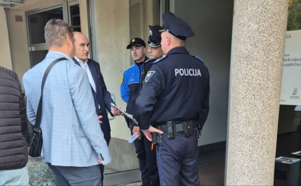 Na Skupštini Napretka zaštitari i policija
