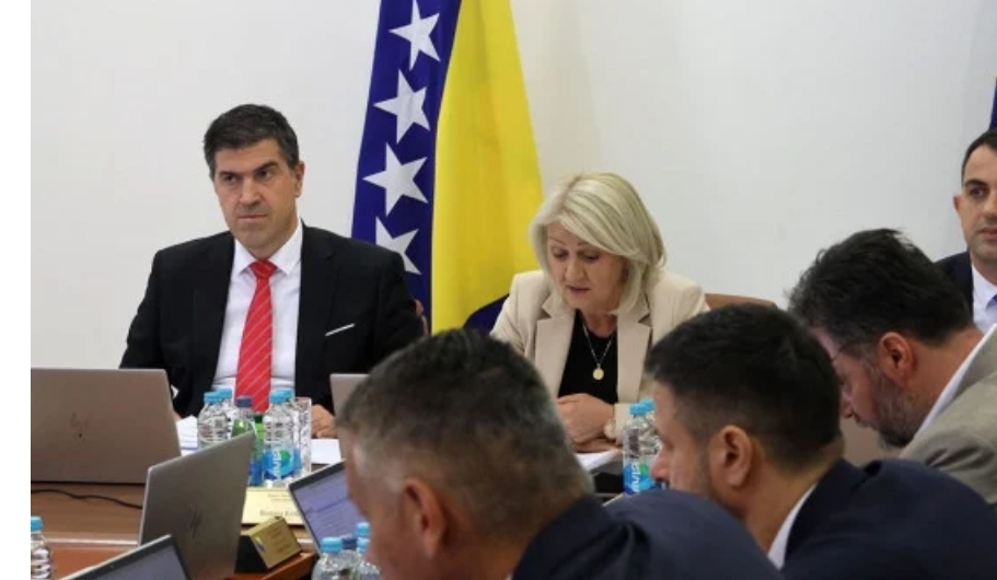Državni novac za ručkove, večere i poklone: novi pravilnik izazvao reakcije