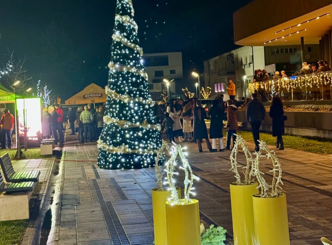 Prva adventska svijeća upaljena na Gradskom trgu u Vitezu