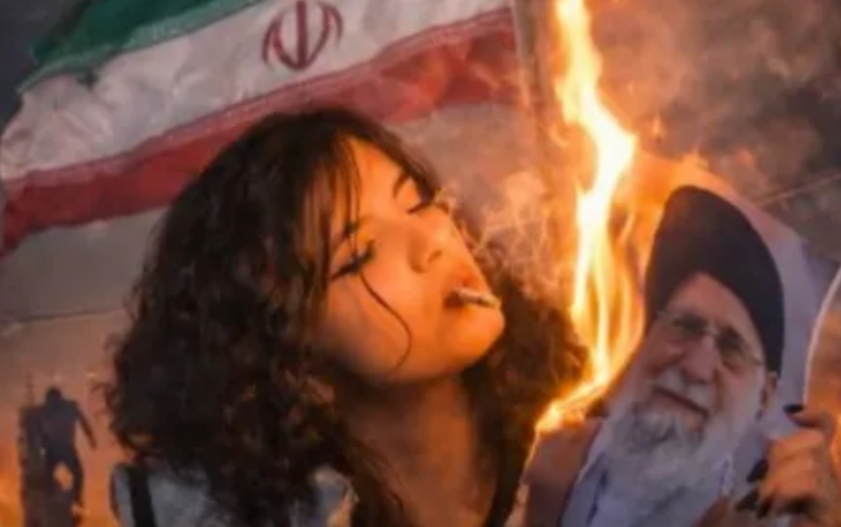 Nakon rezanja kose, novi čin otpora: Iranke pale portrete vrhovnog vođe