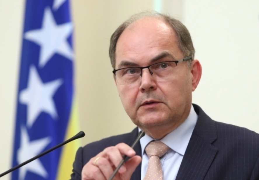 SCHMIDT ZA NJEMAČKE MEDIJE: Ispod površine u BIH, SVE JE KLJUČNO, mir je KRATKOROČAN!