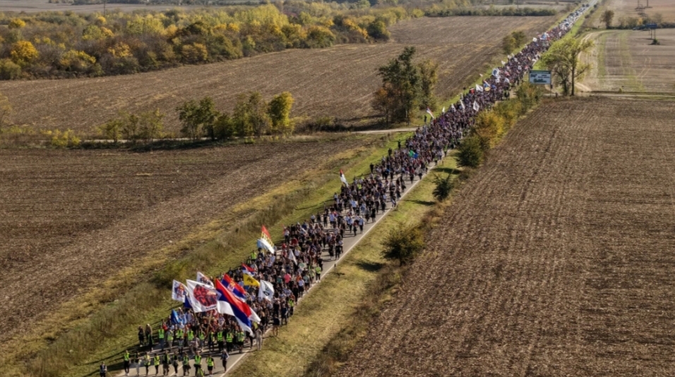 Studenti i građani nastavili su pješačenje prema Novom Sadu, gdje će u subotu prisustvovati komemorativnom skupu