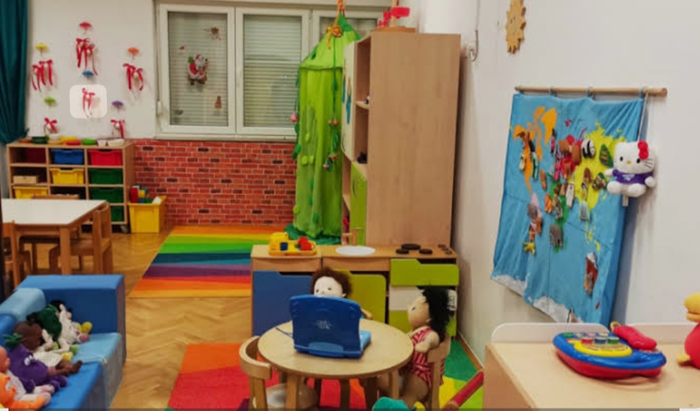 Odgojiteljica iz vrtića privedena jer je upoznavala djecu sa  pornografskim sadržajem