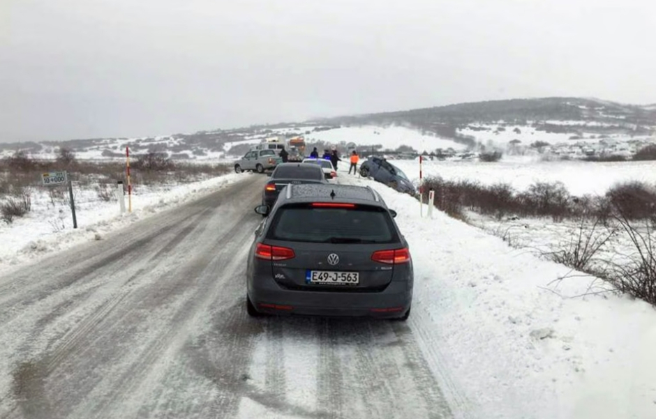 Snijeg uzrokuje probleme: Promet je otežan preko Komara, Romanije i Makljena