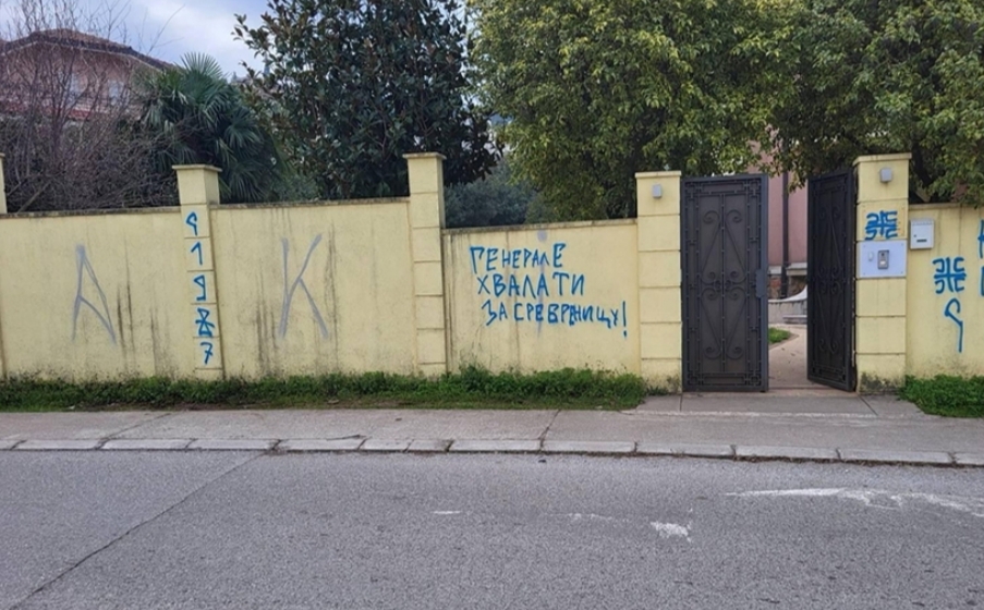 Provokativni grafiti osvanuli na zgradi Ambasade BiH u Podgorici