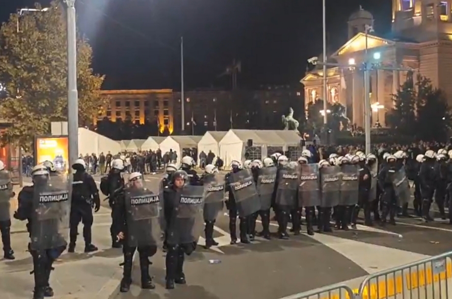 Kaos u Beogradu: Sukobile se dvije strane prosvjednika, čuo se topovski udar