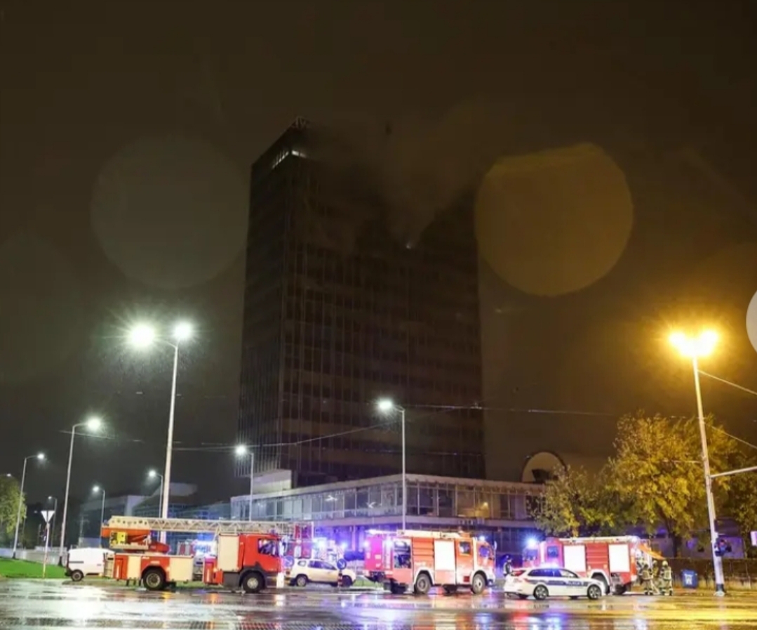 Požar u Vjesnikovom neboderu: Na terenu osam vatrogasnih vozila