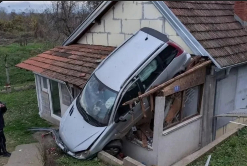 Novi trend parkiranja- Auto odletio s ceste i parkirao se na krov kuće!