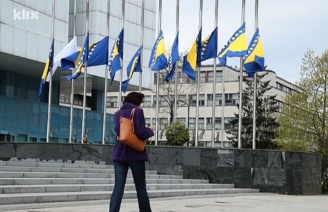 Dan žalosti u Federaciji BiH i Brčko distriktu: Halid Bešlić odan poštovanjem, politika blokirala državnu odluku